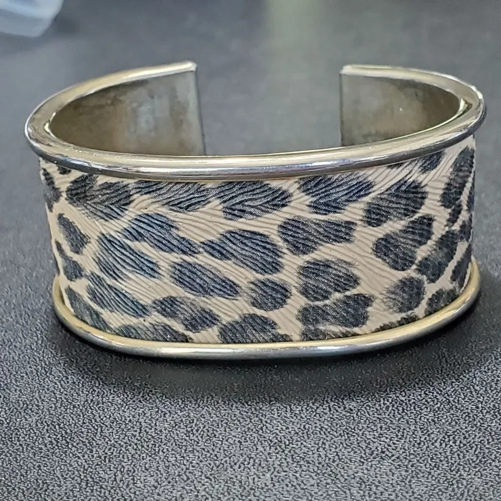 Gold tone textured animal print bracelet 6.75